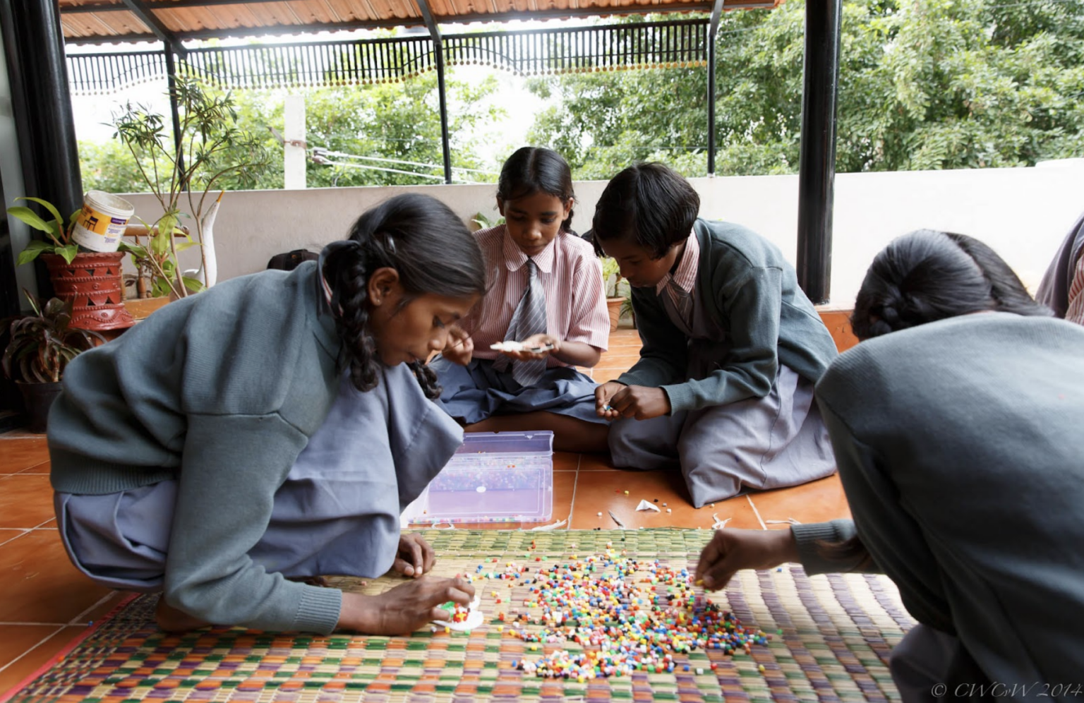 In the foreground we see Nandhita who sadly passed away in 2016. She was chronically sick and loved our creative activities and was also very good at it. In the picture above she was creative with beads.